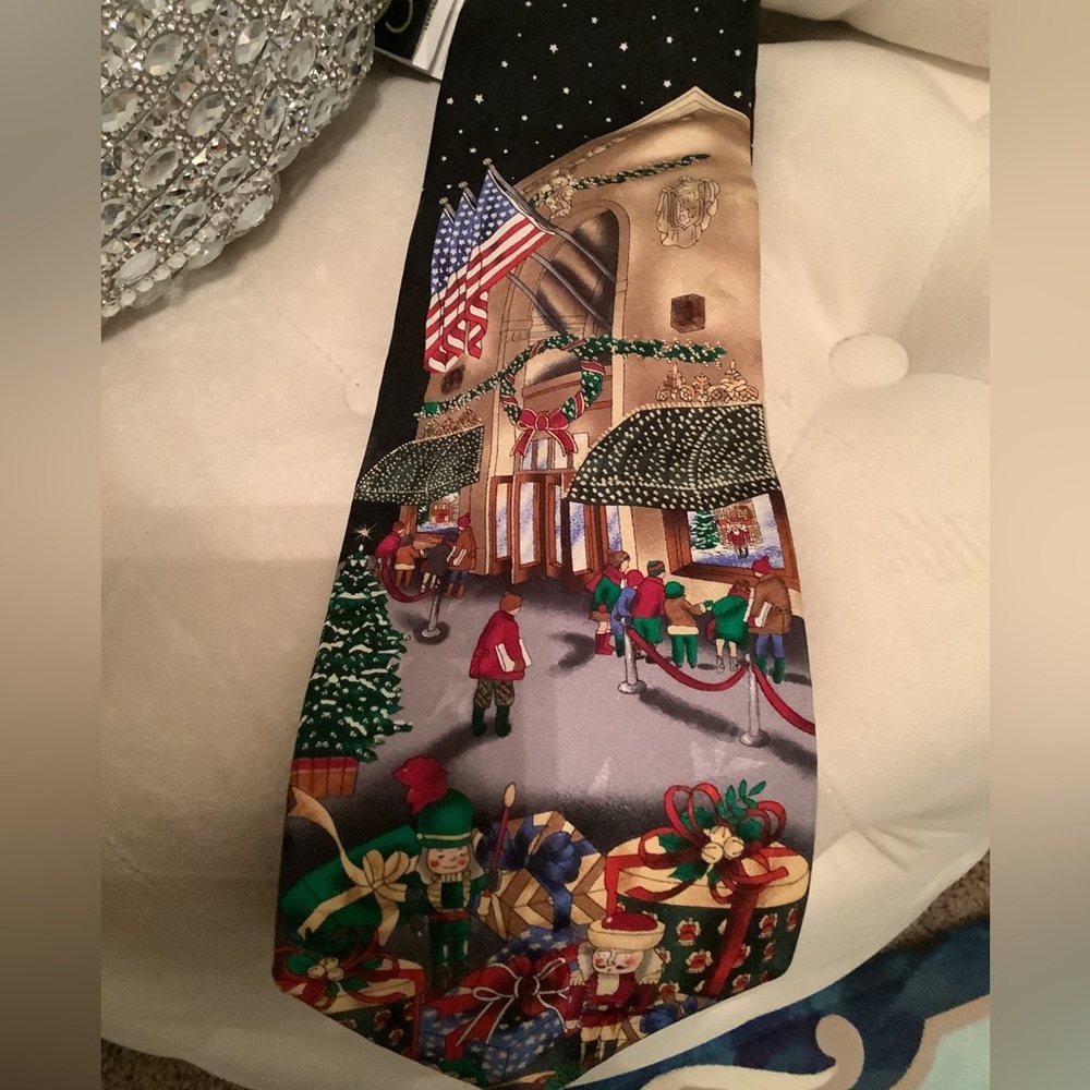 Beautiful men’s tie new with tags Lord and Taylor scene storefront - Picture 1 of 6